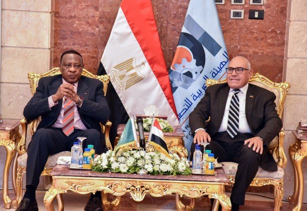 الهيئة العربية للتصنيع تنفذ العديد من المشروعات التنموية بالعديد من دول القارة الأفريقية. الهيئة العربية للتصنيع تنفذ العديد من المشروعات التنموية بالعديد من دول القارة الأفريقية.