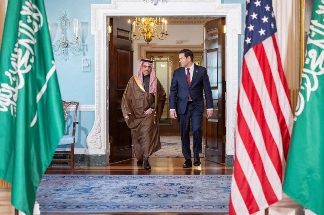 وزير الخارجية الأمريكي ونظيره السعودي يبحثان ملفات دولية بينها غزة وسوريا وزير الخارجية الأمريكي ونظيره السعودي يبحثان ملفات دولية بينها غزة وسوريا
