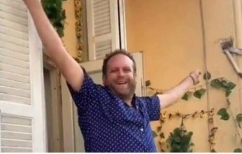 رقصة انتصار.. ممثل أمريكي يحتفل بالضربات الإيرانية على إسرائيل ( فيديو )