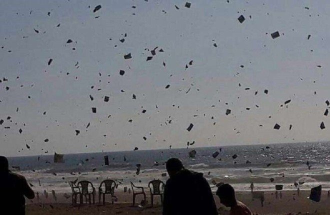 طائرات الجيش الإسرائيلي تلقي منشورات على جباليا شمال غزة طائرات الجيش الإسرائيلي تلقي منشورات على جباليا شمال غزة