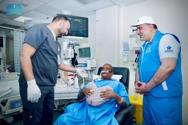 حاج مصري يتجاوز الجلطة القلبية ويستعد لإكمال المناسك بعد علاجه بمدينة الملك عبد الله الطبية حاج مصري يتجاوز الجلطة القلبية ويستعد لإكمال المناسك بعد علاجه بمدينة الملك عبد الله الطبية