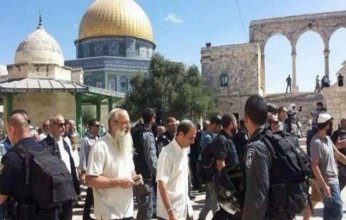 مستعمرون يقتحمون المسجد الأقصى المبارك بحماية قوات الاحتلال الإسرائيلي