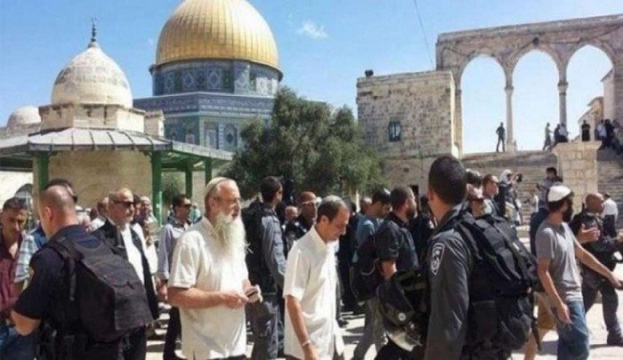 مستعمرون يقتحمون المسجد الأقصى المبارك بحماية قوات الاحتلال الإسرائيلي مستعمرون يقتحمون المسجد الأقصى المبارك بحماية قوات الاحتلال الإسرائيلي