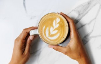 دراسة أمريكية: فوائد القهوة تعتمد على طريقة تحضيرها.. والسكر قد يُضعف تأثيرها