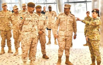 الكويت.. نائب رئيس الأركان يتفقد مركز تسجيل أول دفعة من الطالبات الضباط في الجيش