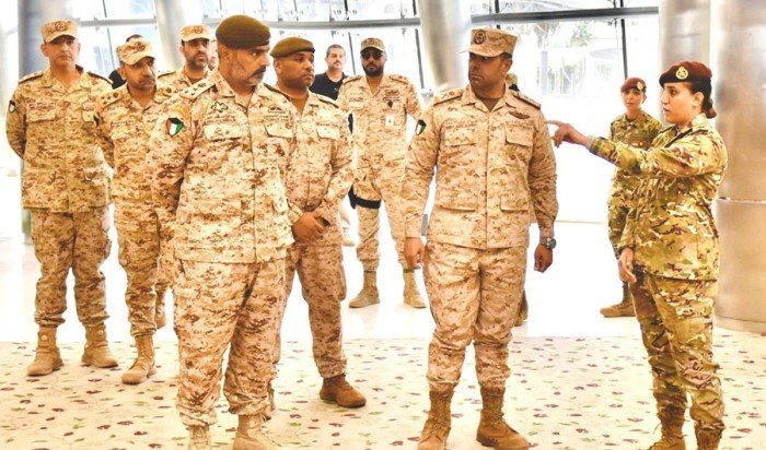الكويت.. نائب رئيس الأركان يتفقد مركز تسجيل أول دفعة من الطالبات الضباط في الجيش الكويت.. نائب رئيس الأركان يتفقد مركز تسجيل أول دفعة من الطالبات الضباط في الجيش