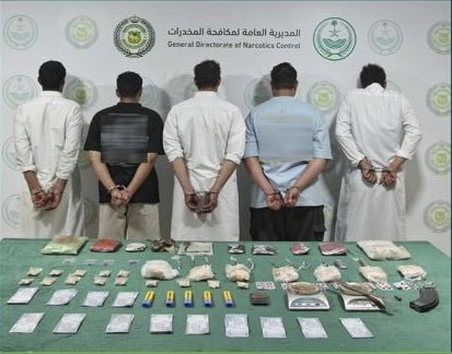ضبط 5 مواطنين لترويجهم مادة الأفيون المخدر بمنطقة تبوك ضبط 5 مواطنين لترويجهم مادة الأفيون المخدر بمنطقة تبوك