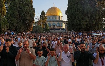 عشرات الآلاف يؤدون صلاة عيد الأضحى في المسجد الأقصى المبارك