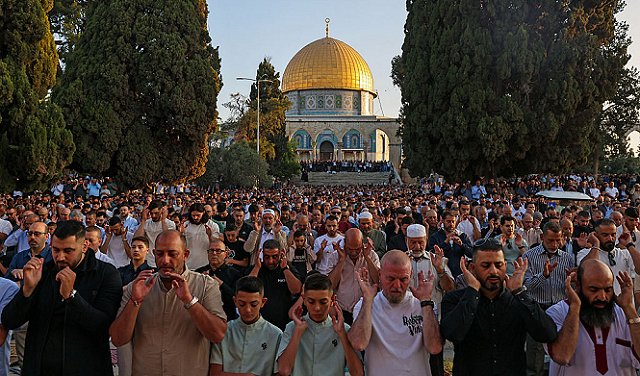عشرات الآلاف يؤدون صلاة عيد الأضحى في المسجد الأقصى المبارك عشرات الآلاف يؤدون صلاة عيد الأضحى في المسجد الأقصى المبارك