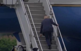 على طريقة "بايدن".. ترامب يتعثر على سلم الطائرة الرئاسية "فيديو"