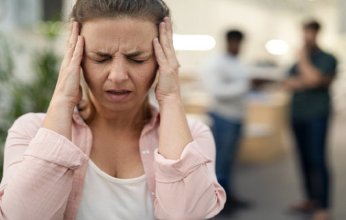 4 أعراض مصاحبة للصداع قد تشير إلى أمراض خطيرة.. الأطباء يحذرون