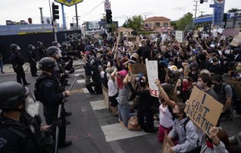 ماذا يحدث في لوس أنجلوس.. السلطات الأمريكية تعلن فرض حظر تجول ليلي للتصدي لأعمال النهب والتخريب
