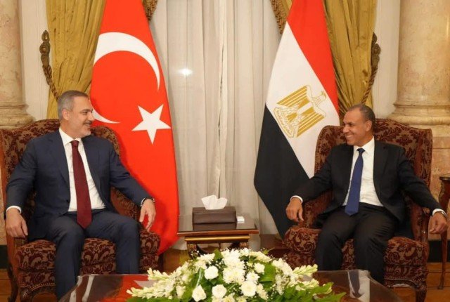 وزير الخارجية المصري يبحث مع نظيره التركي الأوضاع الإنسانية المتفاقمة في غزة وزير الخارجية المصري يبحث مع نظيره التركي الأوضاع الإنسانية المتفاقمة في غزة