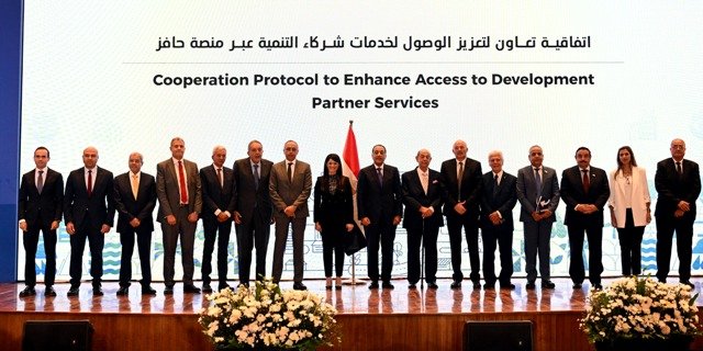 رئيس الوزراء المصري يشهد مراسم توقيع عدد من الاتفاقيات بين الحكومة وشركاء التنمية والقطاع الخاص رئيس الوزراء المصري يشهد مراسم توقيع عدد من الاتفاقيات بين الحكومة وشركاء التنمية والقطاع الخاص