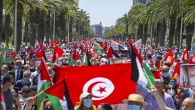 قافلة الصمود المغاربية لفك الحصار عن غزة تعبر الحدود التونسية إلى ليبيا قافلة الصمود المغاربية لفك الحصار عن غزة تعبر الحدود التونسية إلى ليبيا