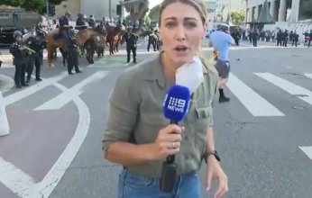 بالفيديو.. شاهد إصابة مراسلة أسترالية برصاص مطاطي أثناء البث المباشر