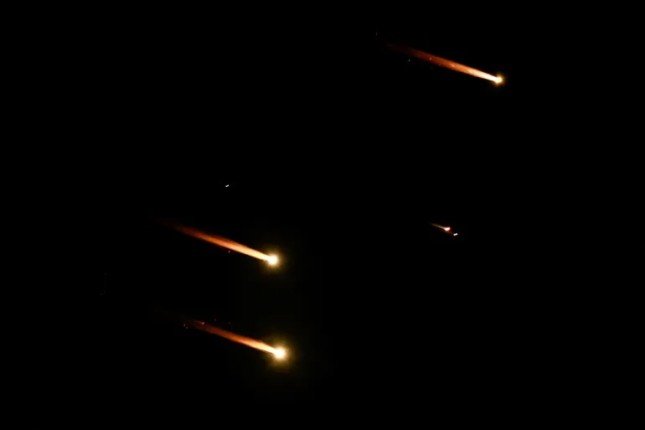 بث مباشر.. إيران تطلق دفعة صواريخ جديدة باتجاه إسرائيل بث مباشر.. إيران تطلق دفعة صواريخ جديدة باتجاه إسرائيل