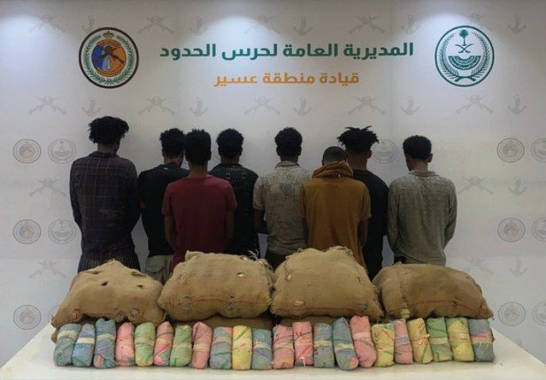 القبض على 8 أشخاص لمحاولتهم تهريب كمية من نبات القات المخدر بمنطقة عسير القبض على 8 أشخاص لمحاولتهم تهريب كمية من نبات القات المخدر بمنطقة عسير
