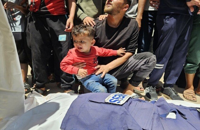 قصف إسرائيلي يستهدف الصحفيين في غزة.. مقتل 4 وإصابة آخر بجروح حرجة قصف إسرائيلي يستهدف الصحفيين في غزة.. مقتل 4 وإصابة آخر بجروح حرجة
