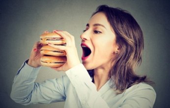 الغطس في الماء البارد.. هل يحفز الشهية بدلاً من خسارة الوزن؟