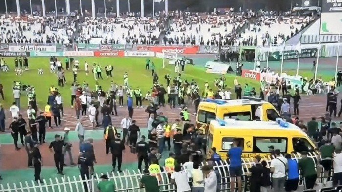 سقوط مشجعين من المدرجات يفسد احتفالات مولودية الجزائر بلقب الدوري سقوط مشجعين من المدرجات يفسد احتفالات مولودية الجزائر بلقب الدوري