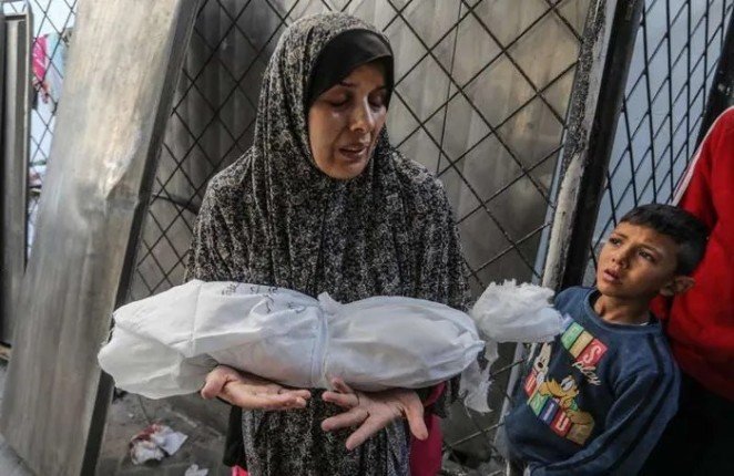 استشهاد 19 ألف طفل في غزة والحصيلة الإجمالية تتجاوز 59 ألف شهيد منذ بدء العدوان الإسرائيلي استشهاد 19 ألف طفل في غزة والحصيلة الإجمالية تتجاوز 59 ألف شهيد منذ بدء العدوان الإسرائيلي