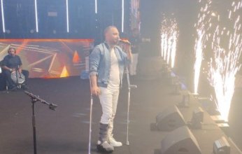 حسام حبيب يتحدى الإصابة ويغني بالعكاز على مسرح جدة في أولى حفلاته بالسعودية