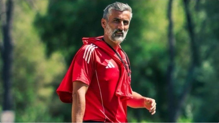 «ريبيرو» يعقد محاضرة للاعبي الأهلي قبل لقاء البنزرتي «ريبيرو» يعقد محاضرة للاعبي الأهلي قبل لقاء البنزرتي