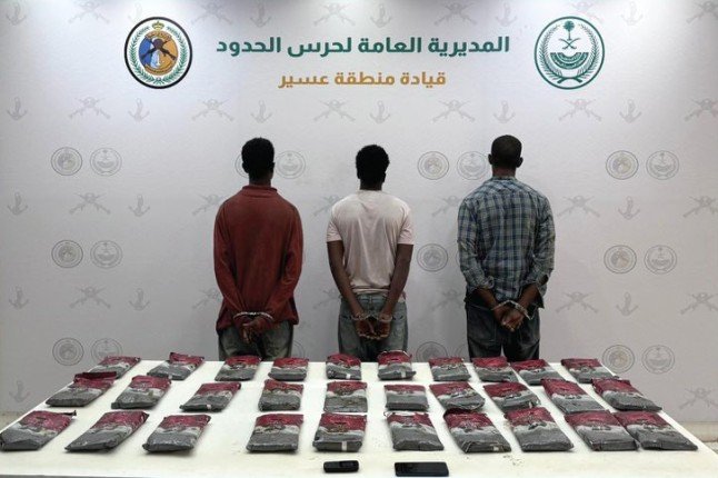 ضبط 3 أشخاص لمحاولتهم تهريب كمية من مادة الحشيش المخدر بمنطقة عسير ضبط 3 أشخاص لمحاولتهم تهريب كمية من مادة الحشيش المخدر بمنطقة عسير