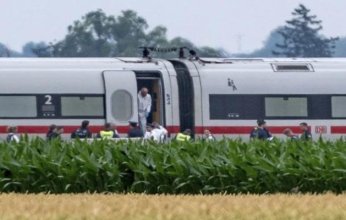 مسن يصيب 4 ركاب بجروح في هجوم على متن قطار بألمانيا.. ما القصة والتفاصيل؟