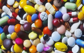 خبيرة تغذية تكشف الأسلوب الصحيح لتناول عدة أدوية يوميًا.. ماذا قالت؟