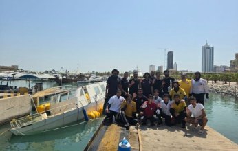 فريق الغوص الكويتي ينتشل يختا غارقا زنته 30 طنا في ساحل (السالمية)