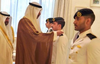 وزير الدفاع يقلد كوكبة ضباط من خريجي كلية الملك فهد البحرية رتبهم بعد صدور المرسوم الأميري بتوليتهم في الجيش الكويتي
