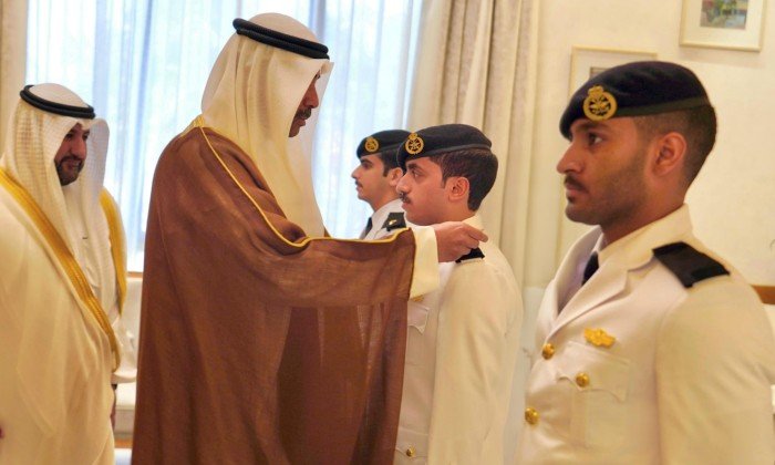 وزير الدفاع يقلد كوكبة ضباط من خريجي كلية الملك فهد البحرية رتبهم بعد صدور المرسوم الأميري بتوليتهم في الجيش الكويتي وزير الدفاع يقلد كوكبة ضباط من خريجي كلية الملك فهد البحرية رتبهم بعد صدور المرسوم الأميري بتوليتهم في الجيش الكويتي