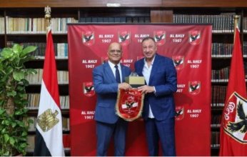 السفير التونسي يشكر الأهلي.. والخطيب يهديه درع وعلم النادي