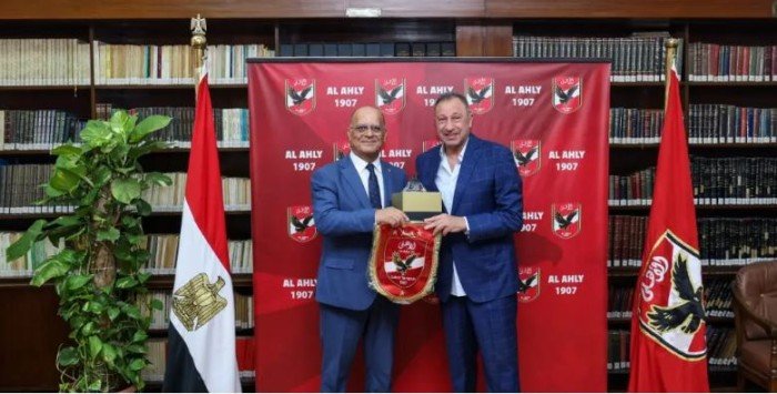السفير التونسي يشكر الأهلي.. والخطيب يهديه درع وعلم النادي السفير التونسي يشكر الأهلي.. والخطيب يهديه درع وعلم النادي