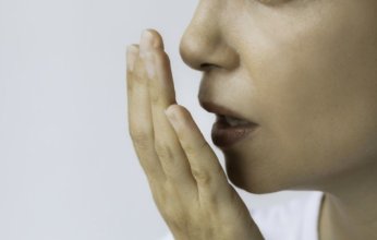 رائحة أنفاسك قد تكشف أمراضًا خفية.. خبير يكشف العلامات التحذيرية