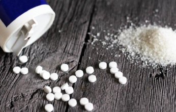 دراسة حديثة تحذر: المحليات الصناعية قد تسرّع البلوغ المبكر لدى الأطفال