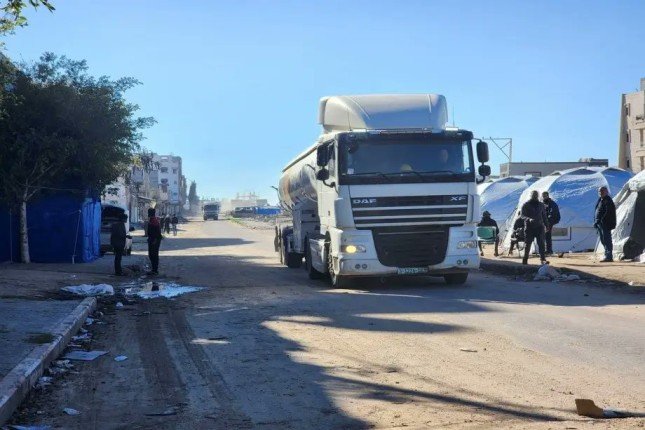الأمم المتحدة تعلن إدخال أول شحنة وقود إلى قطاع غزة منذ أكثر من أربعة أشهر الأمم المتحدة تعلن إدخال أول شحنة وقود إلى قطاع غزة منذ أكثر من أربعة أشهر