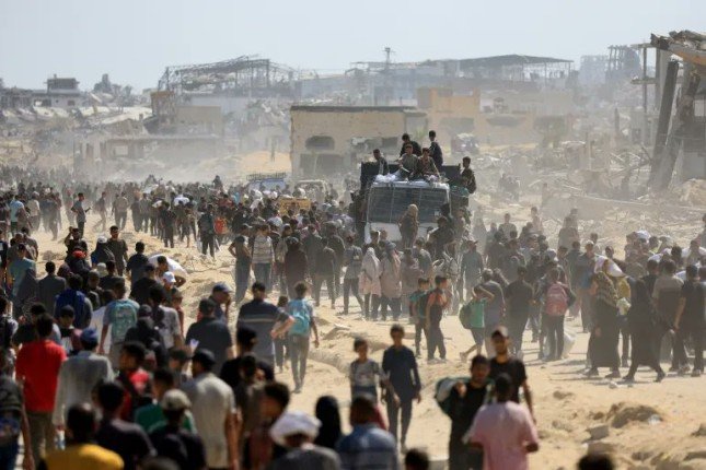 استشهاد 18 فلسطينيا في استهداف إسرائيلي لمنتظري المساعدات.. وقصف على شمالي ووسط وجنوبي قطاع غزة استشهاد 18 فلسطينيا في استهداف إسرائيلي لمنتظري المساعدات.. وقصف على شمالي ووسط وجنوبي قطاع غزة