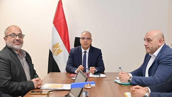 مصر.. وزير الري يتابع مشروعات حماية الشواطئ ويؤكد الإسراع في إجراءات التراخيص دعماً للتنمية الساحلية مصر.. وزير الري يتابع مشروعات حماية الشواطئ ويؤكد الإسراع في إجراءات التراخيص دعماً للتنمية الساحلية