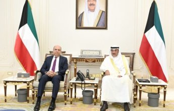 نائب الأمير وولي العهد الكويتي يستقبل وزير الطيران المدني المصري بمناسبة زيارته للبلاد