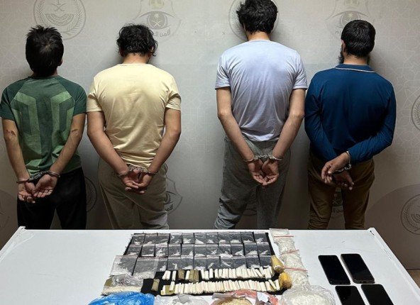 القبض على 4 أشخاص لترويجهم كمية من مادة الميثامفيتامين المخدر بالمدينة المنورة القبض على 4 أشخاص لترويجهم كمية من مادة الميثامفيتامين المخدر بالمدينة المنورة