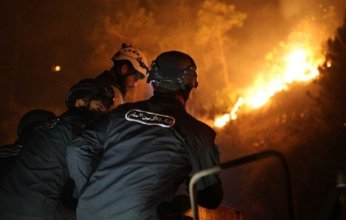 مروحيات وآليات تركية تشارك في إخماد حرائق ريف اللاذقية وسط ظروف مناخية صعبة.. صور