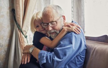 دراسة صادمة: تعرض الأجداد للمواد الكيميائية قد يحدد توقيت بلوغ حفيداتهم!
