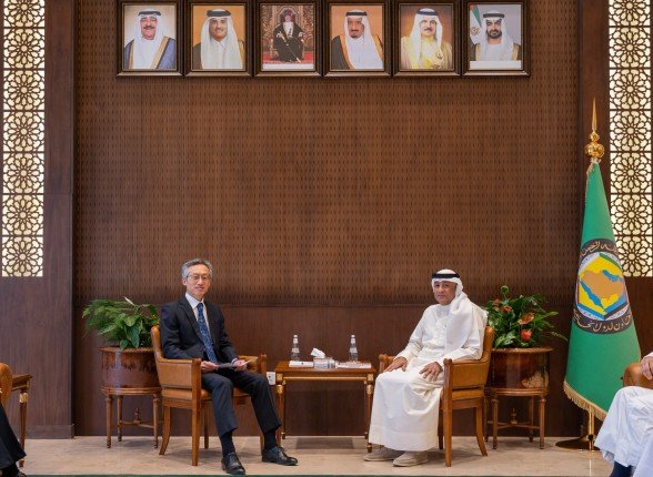 أمين مجلس التعاون الخليجي يبحث مع سفير اليابان لدى السعودية مستجدات اتفاقية التجارة الحرة أمين مجلس التعاون الخليجي يبحث مع سفير اليابان لدى السعودية مستجدات اتفاقية التجارة الحرة