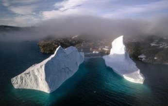 خطر يقترب من المنازل.. جبل جليدي عملاق يثير حالة تأهب في غرينلاند