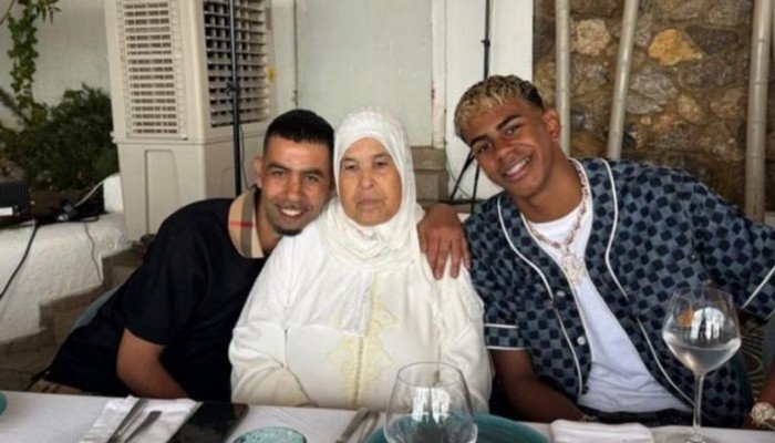 شاهد.. لامين يامال يحتفل بعيد ميلاده الـ 18 مع عائلته شاهد.. لامين يامال يحتفل بعيد ميلاده الـ 18 مع عائلته