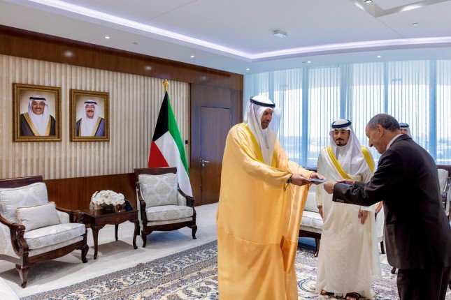 الكويت.. وزير الخارجية يتسلم نسخة من أوراق اعتماد سفير الجزائر الجديد لدى البلاد الكويت.. وزير الخارجية يتسلم نسخة من أوراق اعتماد سفير الجزائر الجديد لدى البلاد