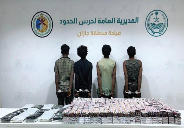 القبض على 4 أشخاص لمحاولتهم تهريب كمية من مادة الحشيش المخدر بجازان القبض على 4 أشخاص لمحاولتهم تهريب كمية من مادة الحشيش المخدر بجازان